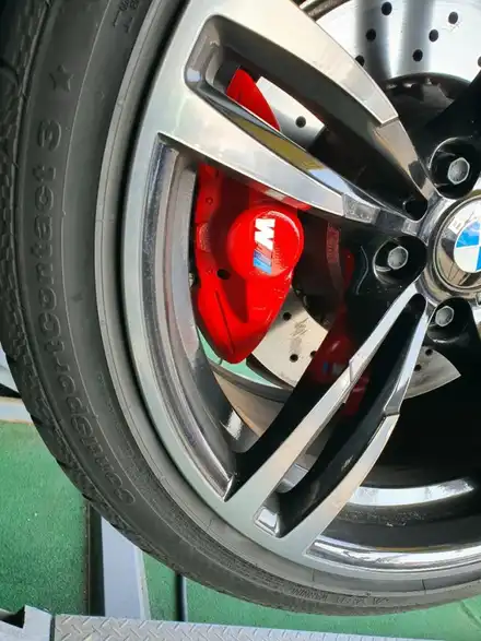 BMW M2 캘리퍼 도색 진행.  레드 그리고 형광 / 안성, 평택, 오산 시공 사진