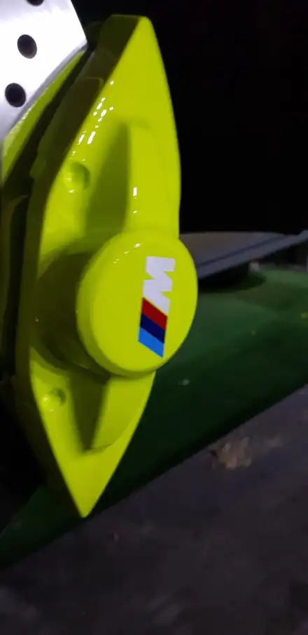 BMW M2 캘리퍼 우레탄도색 형광색으로. / 안성, 평택, 오산 시공 사진
