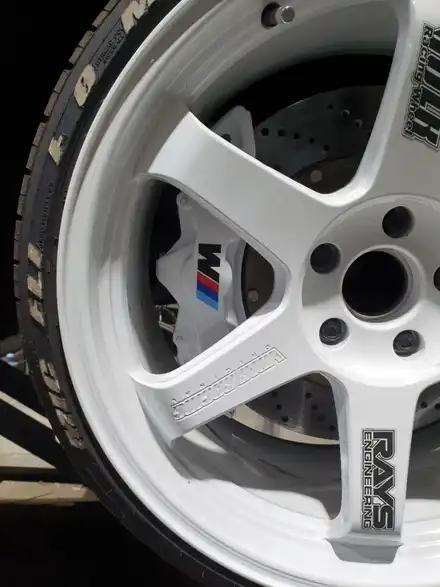 BMW M5 흰색 색상으로 캘리퍼 우레탄 도색. 안성 공도 / 안성, 평택, 오산 시공 사진