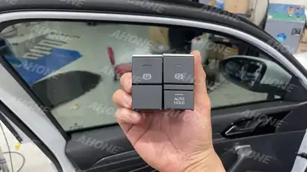 폭스바겐 23년식 제타 페이스리프트 오토 홀드가 없는 게 말이 됩니까? 순정 오토 홀드 (Auto Hold) 장착. / 경기 이천 부발 시공 사진