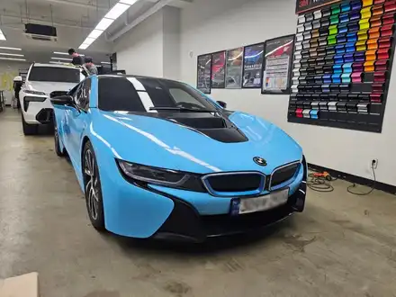 BMW i8 스카이블루 전체랩핑, 그레이 슈퍼카의 화려한 변신 / 서울 마포 시공 사진