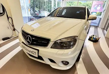 벤츠 C클래스 C63 AMG 2009년식▶ 사제 카플레이 탈거, 헤드유닛에 직렬 외부 입력 생성 후 블루투스 리시버를 장착합니다. / 서울 마포구 시공 사진