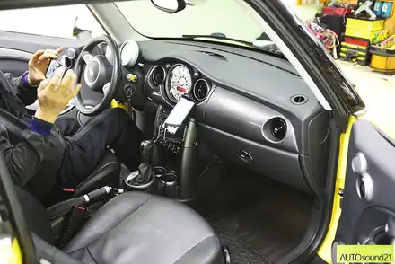BMW 미니 쿠퍼 2006년식▶ 옥스가 없는 미니 차량에 외부입력 옥스 생성하여 유튜브 및 스트리밍으로 음악감상하세요. / 서울 마포구 신수동 시공 사진