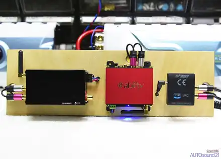 제네시스 G90 2019년식▶ AUX 가 없는 차량에 USB to AUX 제품을 이용하여 3.5mm 이어폰 외부입력을 사용하세요. / 서울 마포구 신수동 시공 사진