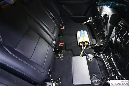 벤츠 GLE 250d 2019년식▶ 차량 전용 USB to AUX 생성기+ 하이브리드파워켑 30페럿을 장착합니다. / 서울 마포구 신수동 시공 사진