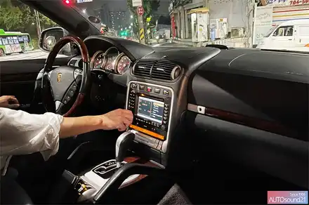 포르쉐 카이엔 2004년식▶ 포르쉐 전용 Most aux interface + WTX-700 블루투스 + 사운드업 헤드켑 /카플레이 음질보다 월등 / 서울 마포구 신수동 시공 사진