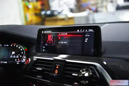 BMW X3 M 2020년식▶ 하이브리드 파워켑 8F, USB to AUX를 장착하여, 신차의 전기안정성과 달라진 사운드 출력을 한번에! / 서울 마포구 신수동 시공 사진