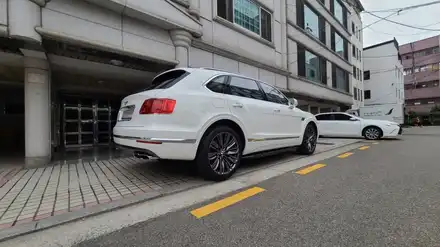 벤틀리 벤테이가 전동사이드스텝과 22인치 GT Speed 휠을 장착하였습니다. / 서울 송파 시공 사진