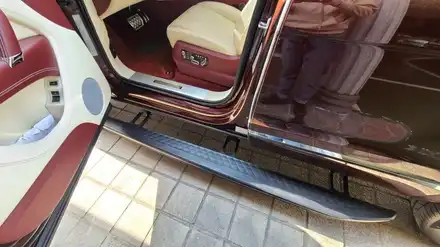 벤틀리 벤테이가 전동식 사이드스텝 정품형으로 세팅완료! / 서울 송파 시공 사진