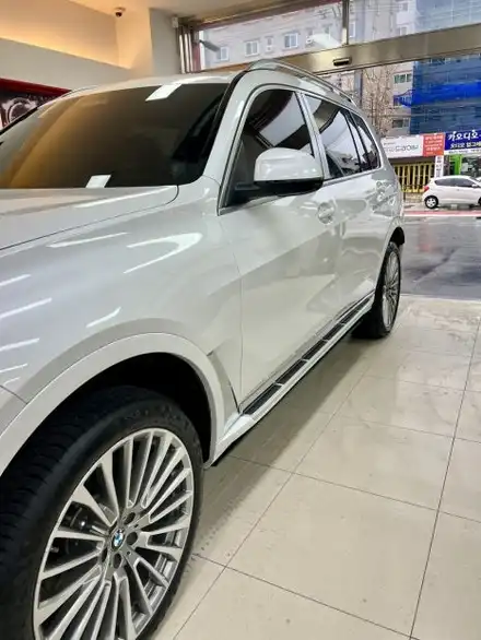 BMW X7 편한 탑승을 위한 고급스러운 옵션 전동 사이드스텝 / 부산 남구 시공 사진
