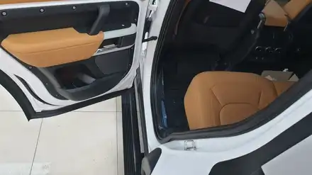 랜드로버 디펜더 전동사이드스텝 지상고 높아 한걸음에 탑승이 힘겨워! / 부산 남구 시공 사진