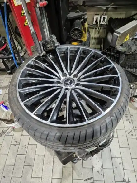 벤츠 CLS450 타이어 옆면 손상으로 컨티넨탈 타이어 장착 / 서울 강서구 화곡동 시공 사진