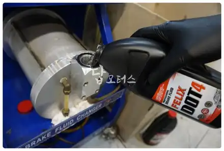 베라크루즈 펠릭스 DOT4 브레이크액 교환하고 스펀지 현상 베이퍼록 현상을 방지하고 안전하게 운전해요~! 수원 호매실 금곡동 답 모터스 / 수원 호매실동 시공 사진