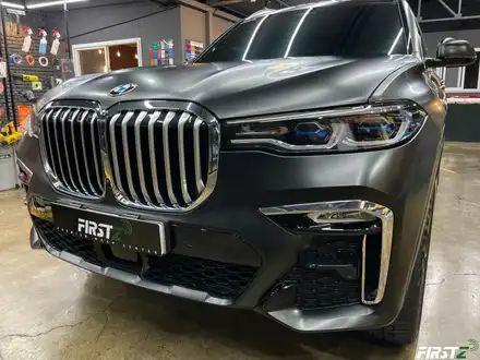 대구경북 BMW 전문 X7 40i 화이트바디 3M 2080 사틴블랙 전체랩핑으로 블랙간지 만들기 / 대구 수성구 시공 사진