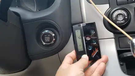 자동차 스마트키 버튼시동 도원텍 알리바바 970B-si 2way 양방향 원격시동경보기 그랜드카니발 차량에 장착 하였습니다. / 양천구 신월동 시공 사진