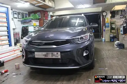 기아 소형 SUV 스토닉(STONIC) 전방추돌 전방주차 안전장치 전방경보기 가자카에서 동호회 회원님들께 설치해 드리고 있습니다. / 양천구 신월동 시공 사진