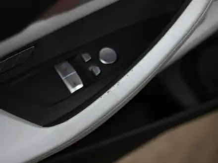 새하얀 메리노가죽의 가죽손상 BMW M4  차량 가죽복원 후기 / 과천 삼부골로 시공 사진