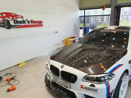 BMW F10 본넷 유광카본 랩핑! 원주 덕스게러지 / 원주 행구로 시공 사진