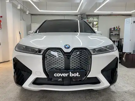 강남 랩핑은 커버봇으로 BMW IX 50 몰딩 컬러만 바꿔서 다른차로 만들어버림 / 서울 강서구 시공 사진