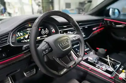 AUDI SQ8 순정형 D컷 카본 핸들 장착 아우디 카본 패턴 사용 / 경기 성남 분당 시공 사진