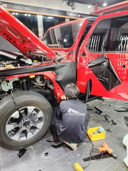 지프 랭글러 루비콘 사틴블랙 랩핑 중 / bmw 320i 광택 출고 / bmw x4 보험처리 수리 입고 / 서울 서대문구 시공 사진