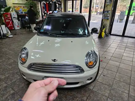BMW 미니쿠퍼 R56 손상된 리모컨 케이스 교환과 방전된 리모컨 배터리 교환으로 리모컨을 모두 살려드렸습니다.~~~^^ / 서울 도봉구 시공 사진