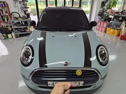 BMW 미니쿠퍼 F56 파손된 거치대 교환과 블랙박스 수명이 다한 배터리를 교환하여 차량에 컨디션을 살려드렸습니다.~~~^^ / 서울 도봉구 시공 사진