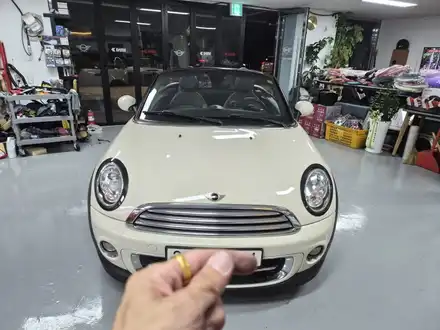 BMW 미니쿠퍼 R59 로드스터 타업체에서 엉망으로 만들어놓은 룸미러 후방카메라와 브레이크등 결함 경고등을 모두 수리하여 스트레스에서 해방시켜 드렸습니다.~~~^^ / 서울 도봉구 시공 사진