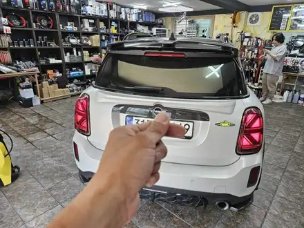 BMW 미니쿠퍼 F60 컨트리맨 편리한 피에조 부져 장착으로 도어에 잠금상태를 확인하실수 있습니다.~~~^^ / 서울 도봉구 시공 사진