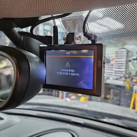 BMW 미니쿠퍼 F54 클럽맨 고장난 순정블랙박스를 가져오신 블랙박스로 교환하여 주행중 불안함을 해소시켜 드렸습니다.~~~^^ / 서울 도봉구 시공 사진