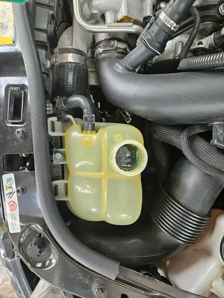 BMW 미니쿠퍼 R56 소모품 엔진오일 교환과 각종점검 및 수명이 다해 썩어버린 냉각수 부동액을 교환하여 드렸습니다.~~~^^ / 서울 도봉구 시공 사진