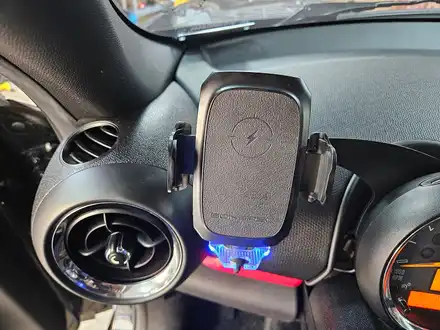 BMW 미니쿠퍼 R60 컨트리맨 편리한 무선충전기 장착과 함께 하이패스 장착으로 편리함을 더해드렸습니다.~~~^^ / 서울 도봉구 시공 사진