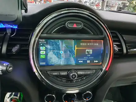 BMW 미니쿠퍼 3세대 F56 순정 비부모니터 연동 아이폰 카플레이 장착으로 음악과 내비 통화등 편리하게 이용하실수 있습니다.~~~^^ / 서울 도봉구 시공 사진