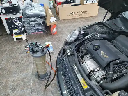 BMW 미니쿠퍼 2세대 R56 엔진오일 경고등 점등으로 엔진오일을 신유로 교환하여 드리고 고질병인 브레이크등 경고등을 말끔히 수리하여 차량에 컨디션을 회복시켜 드렸습니다.~~~^^ / 서울 도봉구 시공 사진
