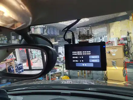 BMW 미니쿠퍼 F54 클럽맨 기존 고장난 순정블랙박스를 모두 제거하고 가성비 좋은 블랙박스로 교환하여 안심하고 녹화를 하실수 있습니다.~~~^^ / 서울 도봉구 시공 사진