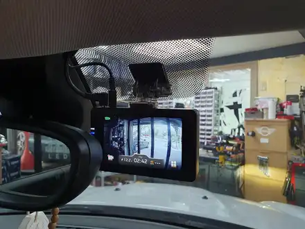 BMW 미니쿠퍼 F60 컨트리맨 고장난 순정 블랙박스를 모두 탈거하고 가성비 좋은 파인뷰 블랙박스 장착으로 안심하고 영상녹화를 하실수 있습니다.~~~^^ / 서울 도봉구 시공 사진