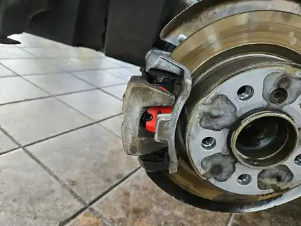 BMW 미니쿠퍼 F55 수명이 다한 브레이크 패드를 성능좋은 브렘보 패드로 교환하여 차량에 컨디션을 회복시켜 드렸습니다.^^ / 서울 도봉구 시공 사진