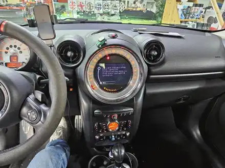 BMW 미니쿠퍼 R60 컨트리맨 고장난 아이나비 M 박스를 모두 탈거하고 인터페이스 교환으로 후방카메라 기능을 모두 정상적으로 살려드렸습니다.~~~^^ / 서울 도봉구 시공 사진