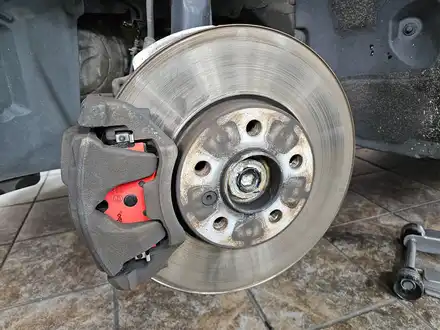 BMW 미니쿠퍼 F60 컨트리맨 소모품 브레이크 패드를 성능좋은 브렘보 패드로 교환하여 제동력과 차량에 컨디션을 회복시켜 드렸습니다.~~~^^ / 서울 도봉구 시공 사진