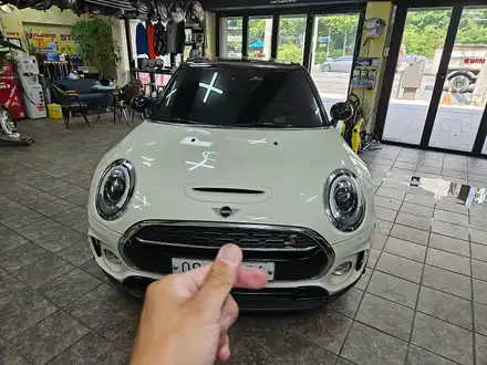 BMW 미니쿠퍼 R56 완전 방전된 메인배터리 교환과 리모컨배터리 교환으로 살려드렸으며 F54 클럽맨 가져오신 블랙박스를 모두 교환하여 드렸습니다.~~~^^ / 서울 도봉구 시공 사진