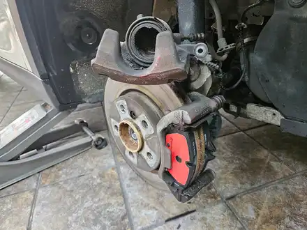 BMW 미니쿠퍼 F56 수명이 다한 브레이크패드를 브렘보 패드로 교환하여 컨디션을 회복시켜 드렸습니다.~~~~^^ / 서울 도봉구 시공 사진