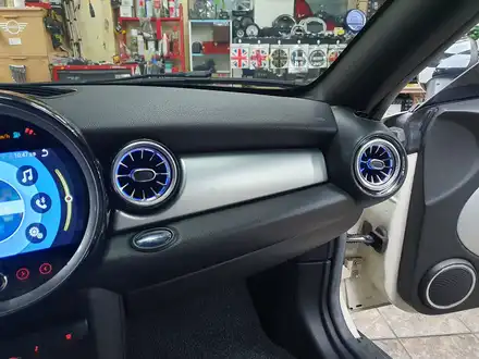 BMW 미니쿠퍼 2세대 R58 쿠페 순정연동 송풍구 엠비언트 튜닝으로 차량에 실내분의기가 확 변신되십니다.~~~^^ / 서울 도봉구 시공 사진