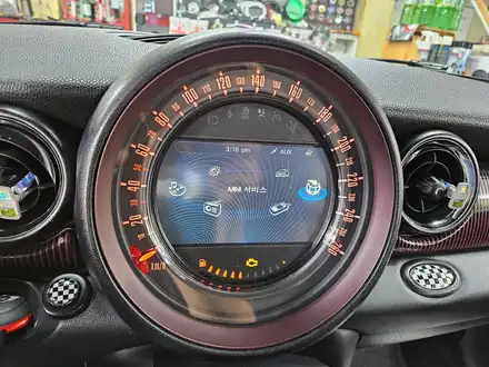 BMW 미니쿠퍼 R55 클럽맨 기존 고장나버린 인터페이스 제거후 신품으로 교환하여 후진시 후방카메라 기능을 살려드렸습니다.~~~^^ / 서울 도봉구 시공 사진