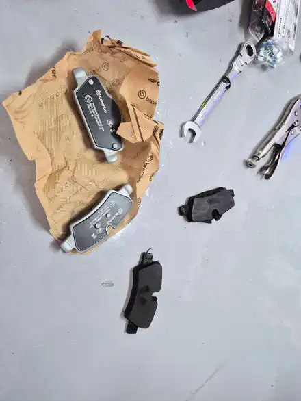 BMW 미니쿠퍼 F55 수명이 다한 브레이크 패드를 브렘보 패드로 교환하여 경고등과 제동력을 다시 살려드렸습니다.~~~^^ / 서울 도봉구 시공 사진