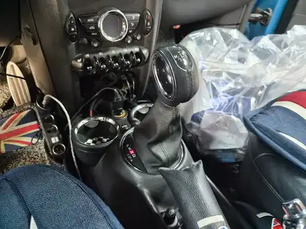 BMW 미니쿠퍼 R56 가져오신 F바디 기어봉을 이식튜닝하여 차량에 감성마력을 살려드렸습니다.~~~^^ / 서울 도봉구 시공 사진