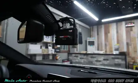 벤츠 A45 AMG 블랙박스 아이나비 QXD950View Black과 리튬인산철 보조배터리 에코파워팩 장착 / 경남 창원 시공 사진