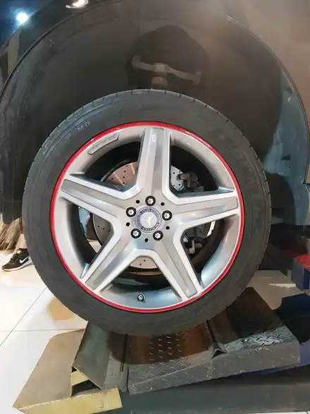 휠프로텍터 휠보레 벤츠 GLE 350d 레드컬러 장착~휠스크래치방지/휠복원대체/휠튜닝/휠기스방지/휠가드/휠긁힘방지/림프로텍터/용품~강남/송파/강동/하남 자동차튜닝~케렌시아CAR! / 서울 송파 시공 사진