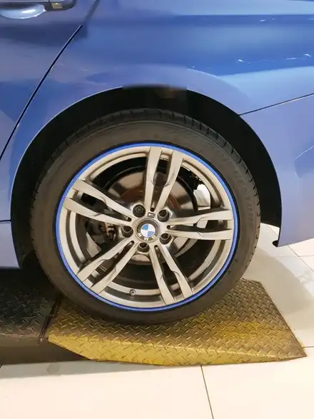 BMW 320d 휠프로텍터 휠보레 18인치 블루컬러 장착~휠스크래치/휠기스방지/휠가드/휠보호/휠튜닝/휠복원/휠도색대체~강남/송파/강동/하남 휠보레전문장착점/자동차튜닝샵~케렌시아카! / 서울 송파 시공 사진