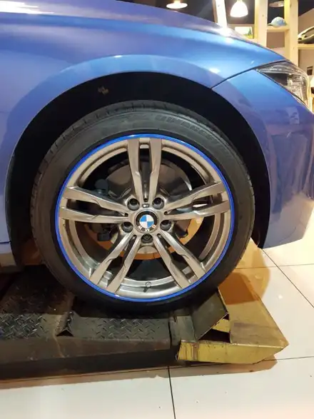 휠 프로텍터 휠보레 BMW 320d 18인치 블루컬러 장착~휠스크래치/휠기스/휠긁힘/휠보호/휠튜닝/휠복원대체/림프로텍터/용품~강남/송파/강동/하남~자동차 튜닝~케렌시아CAR! / 서울 송파 시공 사진