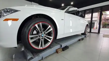 BMW 320i 휠프로텍터 휠보레 레드컬러 장착~휠보호/휠가드/휠튜닝/휠기스방지/휠복원/휠도색대체~강남/송파/강동/하남 자동차튜닝/용품/자동차튜닝샵~케렌시아카! / 서울 송파 시공 사진